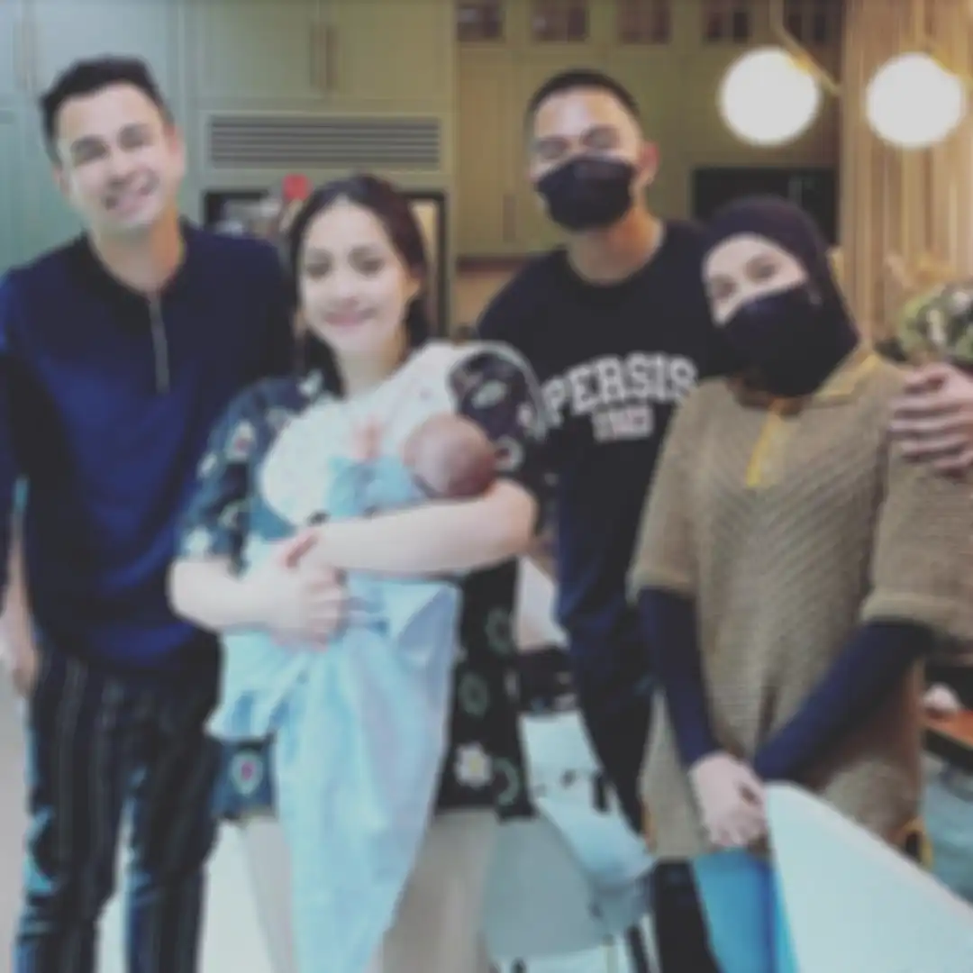Kaesang rangkul Nadya Arifta saat kunjungi Rayyanza