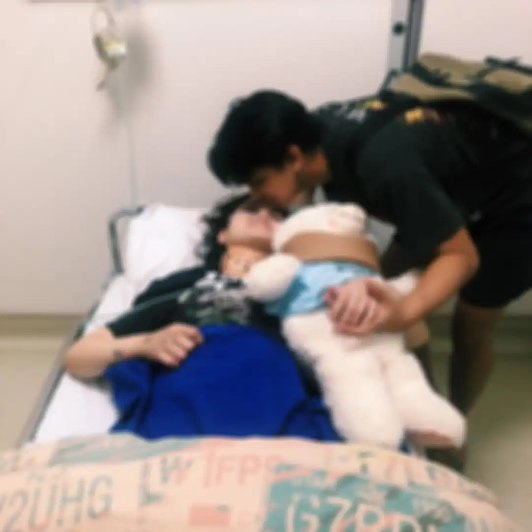 Netizen ikut mengomentari foto Gaga Muhammad mengecup kening Laura Anna. Sementara itu, Deddy Corbuzier bertanya uang donasi. 