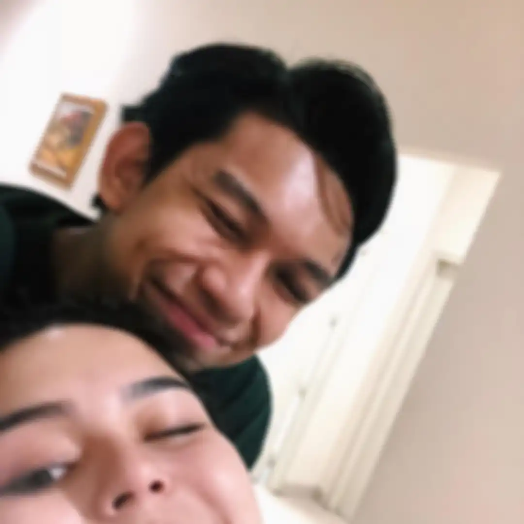Netizen ikut mengomentari foto Gaga Muhammad mengecup kening Laura Anna. Sementara itu, Deddy Corbuzier bertanya uang donasi. 