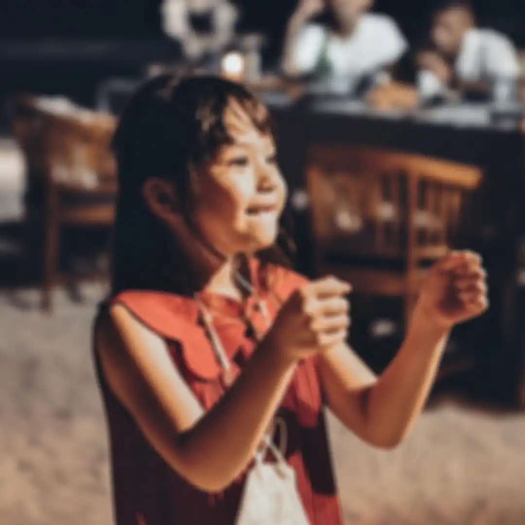 Ketika kado Natal dibuka, foto ekspresi anak Gisel menjadi sorotan. Sebab, dia begitu terkejut mendapatkan Oculus Quest 2, game VR kekinian. 