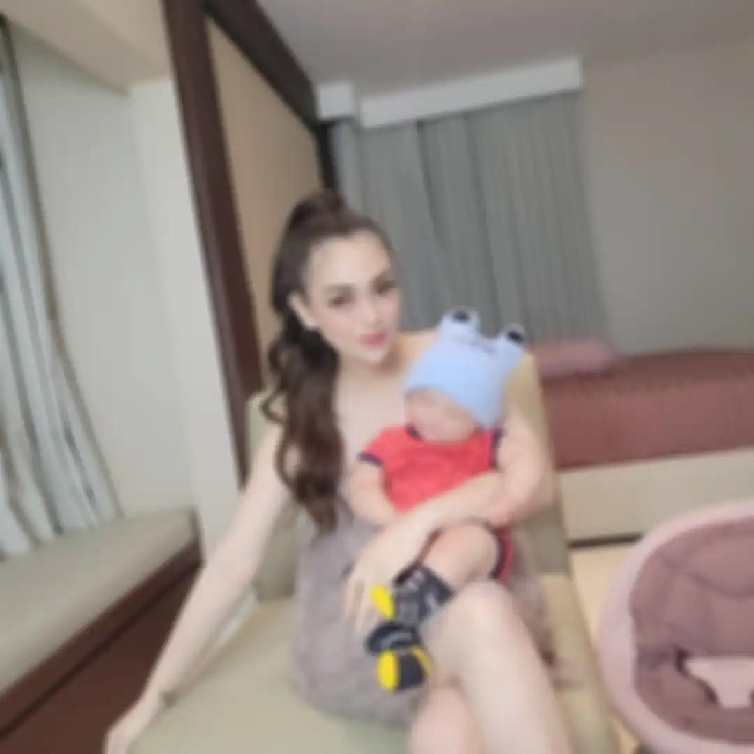 Foto Celine Evalingesta bersama bayi boneka arwah baby Joseph diunggah oleh selebgram Furi Harun di akun Instagram miliknya. 