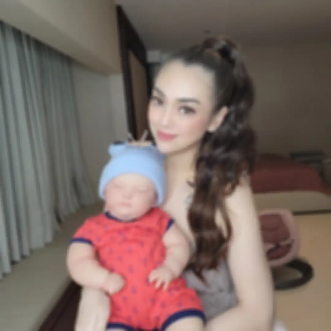 Foto Celine Evalingesta bersama bayi boneka arwah baby Joseph diunggah oleh selebgram Furi Harun di akun Instagram miliknya. 
