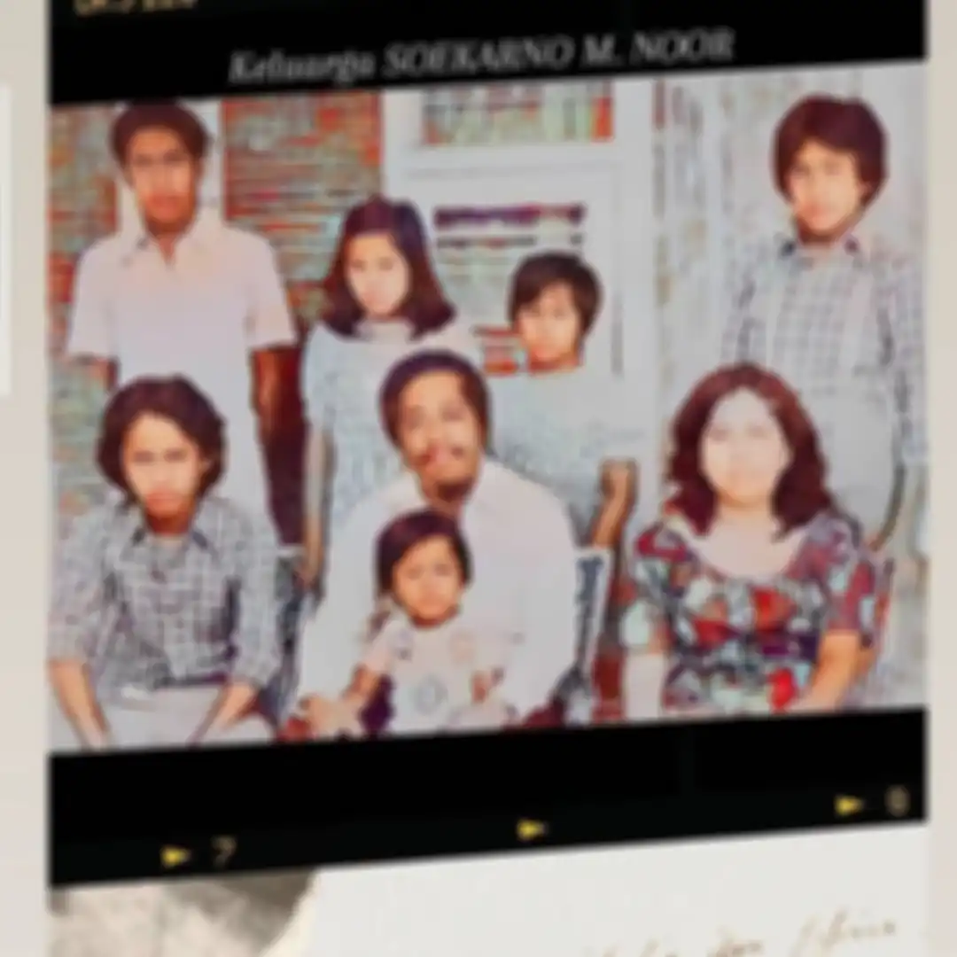 Adik Rano Karno, Suti Karno mengunggah foto yang membuatnya ramai dibahas di jagat maya. Pemain sinetron Si Doel disebut menikah sesama jenis. 