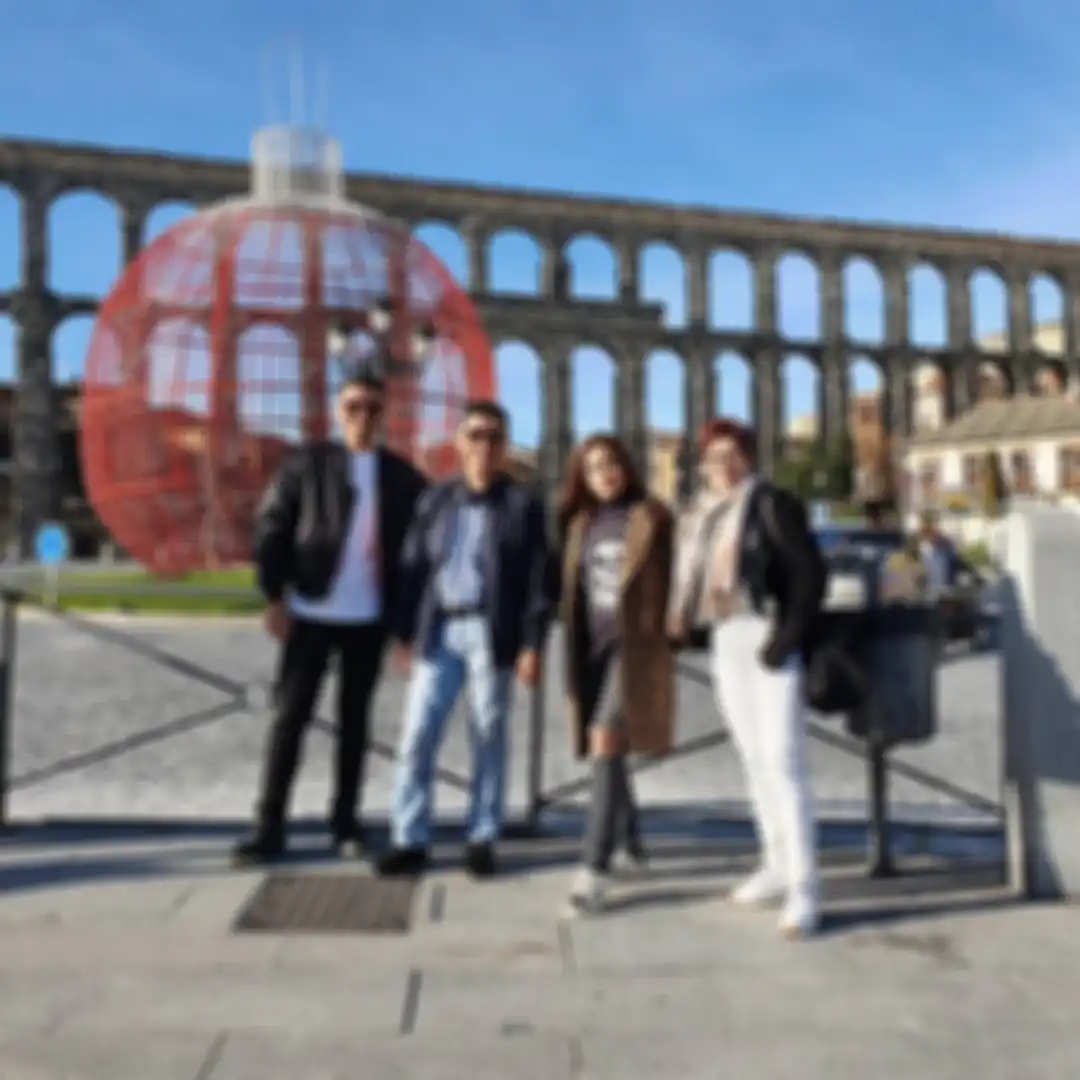 Putri sulung Nurul Arifin Maura Magnalia terlihat begitu sayang dengan adiknya, Melkior Mirari. Buktinya, dia unggah foto mesra mereka di Spanyol.