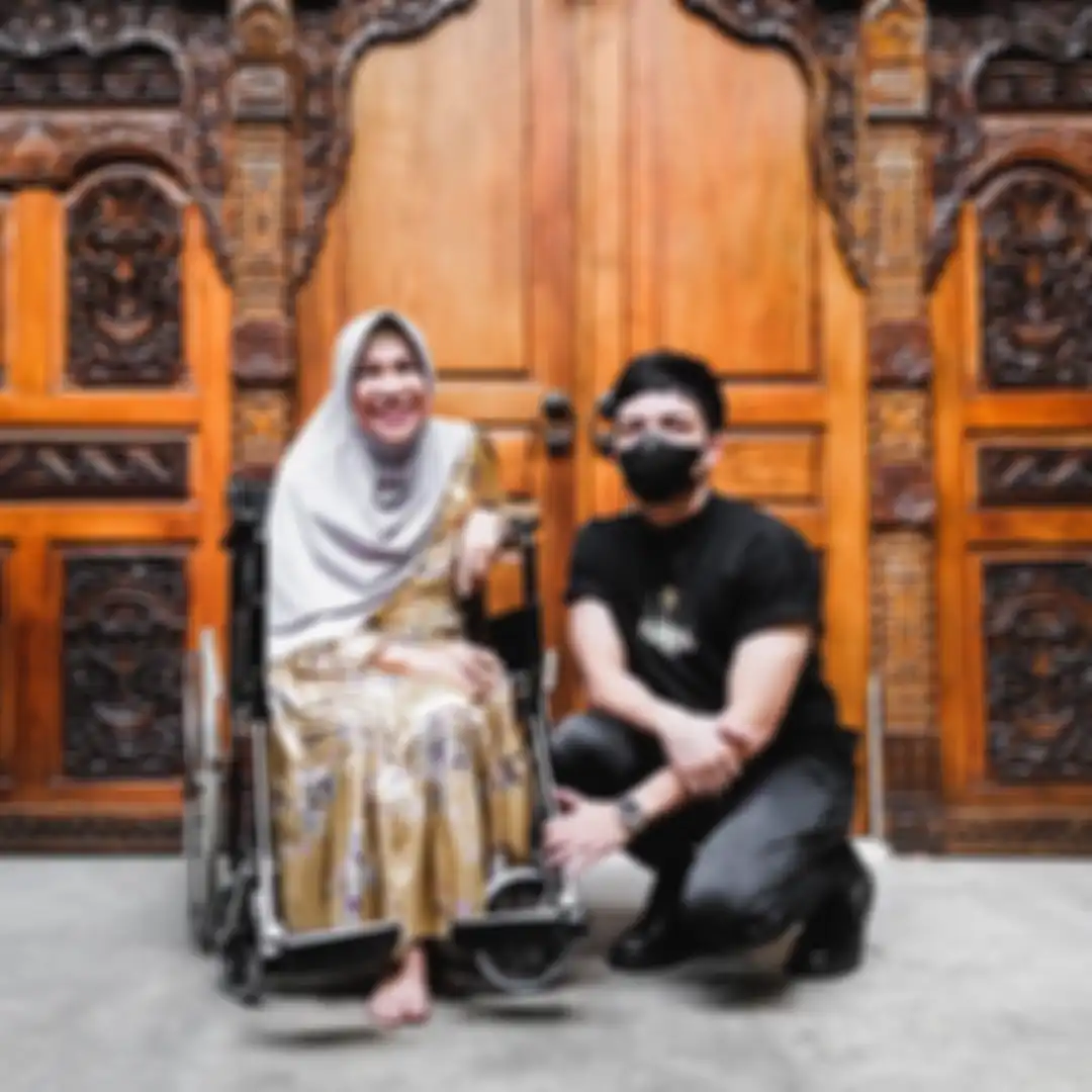 Atta Halilintar mengunggah foto dirinya berdoa di sisi Dorce Gamalama yang duduk di atas kursi roda. Denny Sumargo ungkap pesan Dorce.