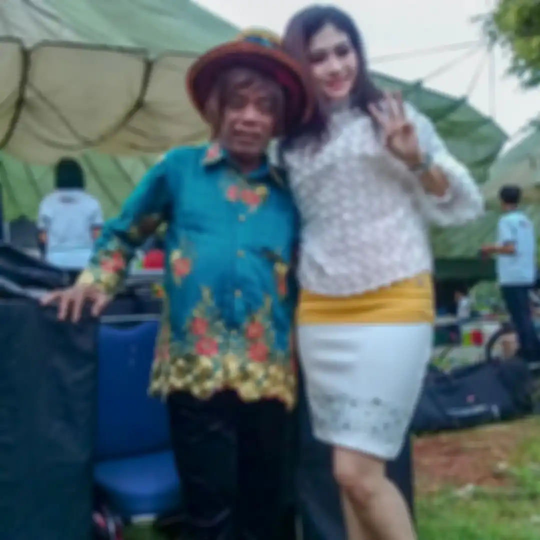 Pak Tarno selalu mengundang tawa para penonton. Ternyata sang pesulap punya rahasia menaklukan hati mantan pramugari. 