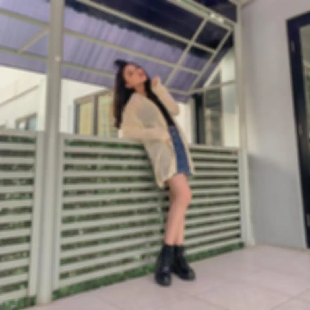 Gaya modis Anneth Delliecia pakai boots