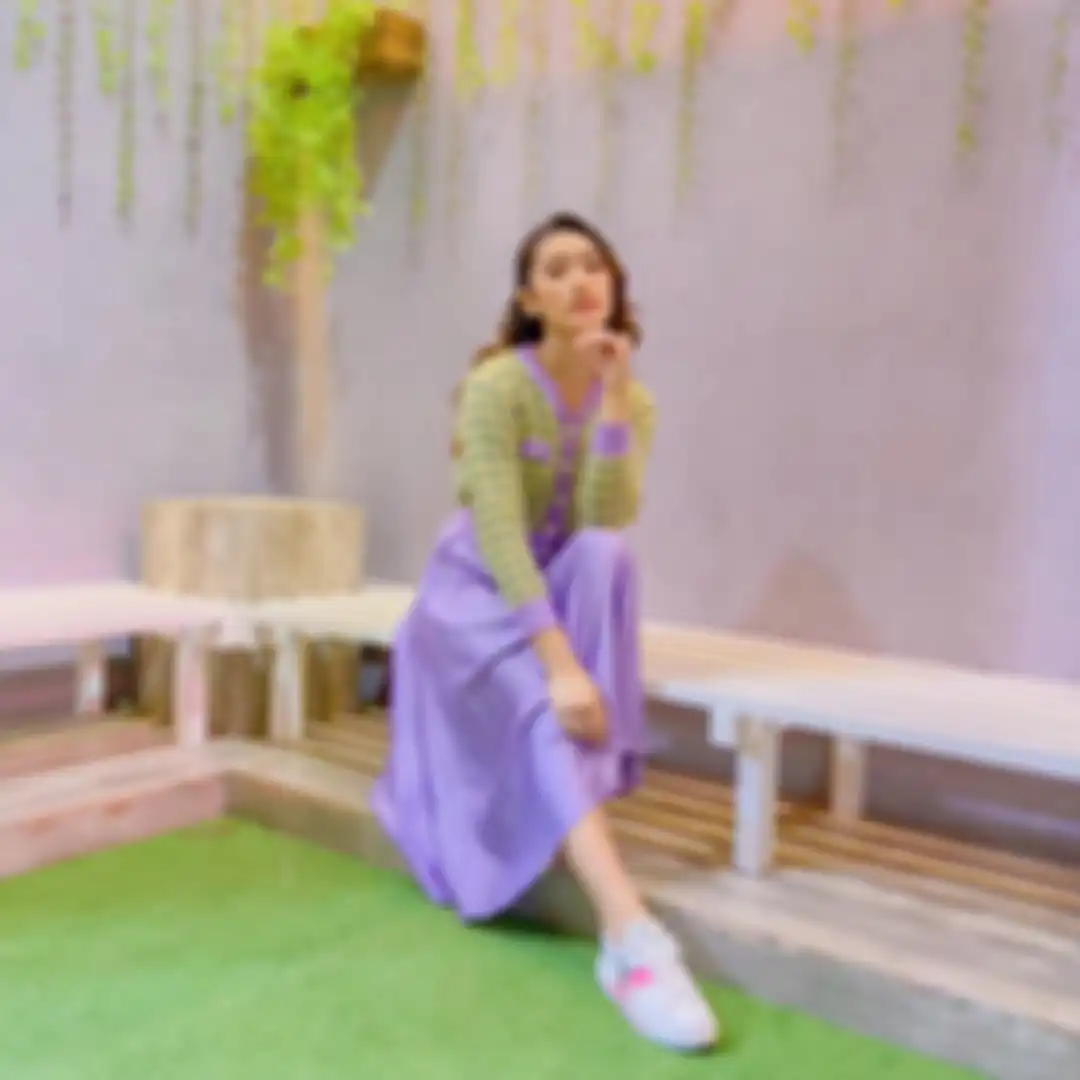 Gaya kasual Amanda Caesa pakai outfit ungu