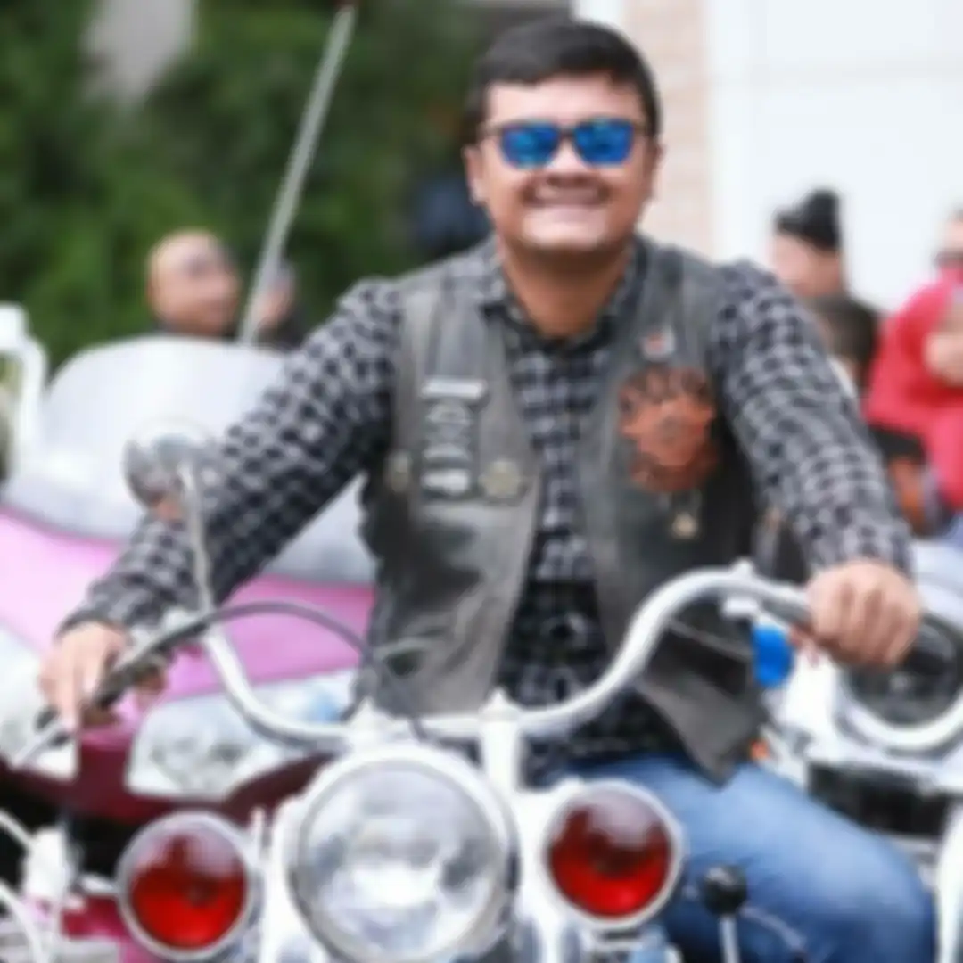 Pengendara moge HDCI Bandung  beri santunan Rp 50 juta kepada keluarga Hasan-Husen, bocah kembar yang tewas tertabrak.