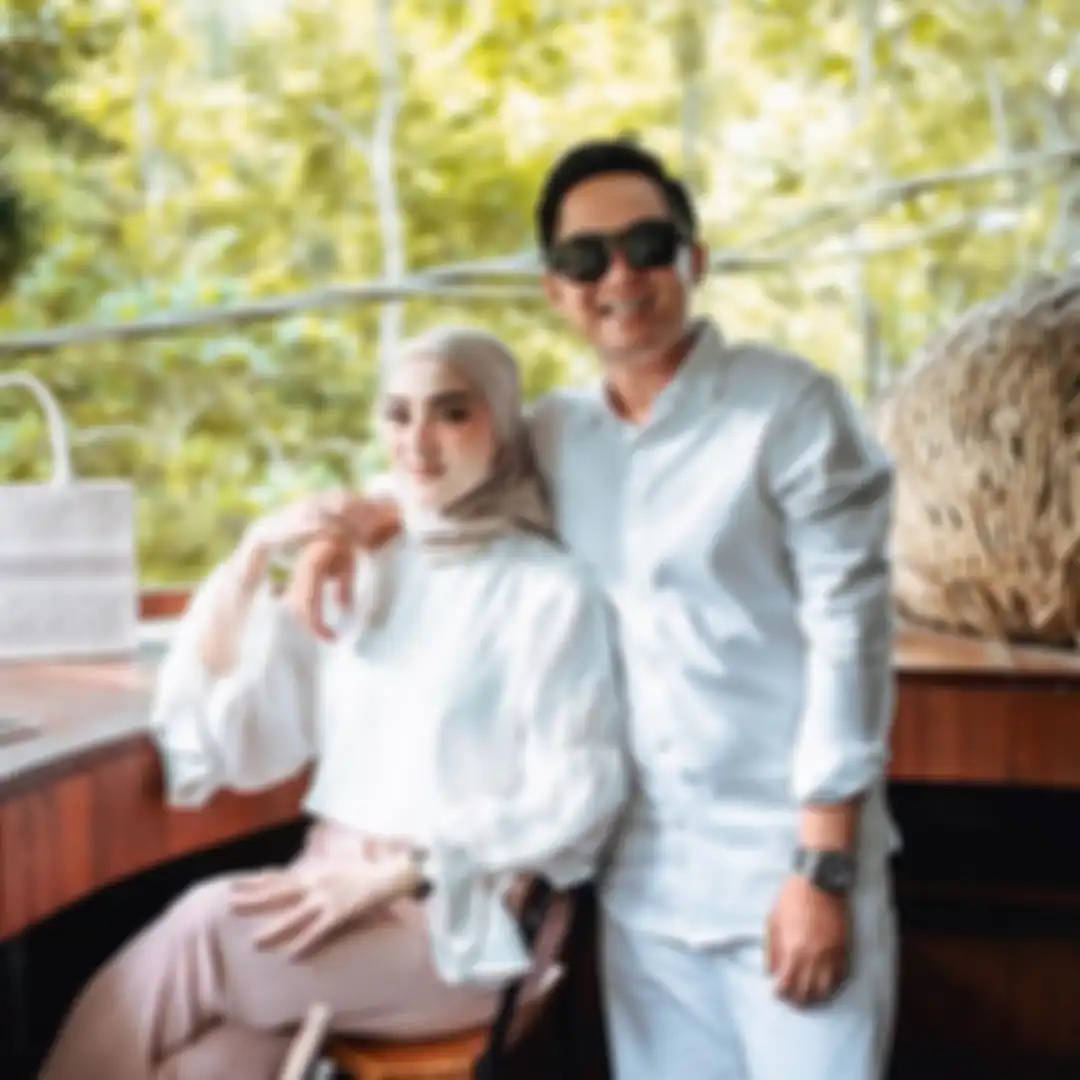 Crazy Rich Doni Salmanan bikin salfok Irfan Hakim saat mereview harga outfit yang dipakainya. Kini, Sultan Bandung pakai baju tahanan. 