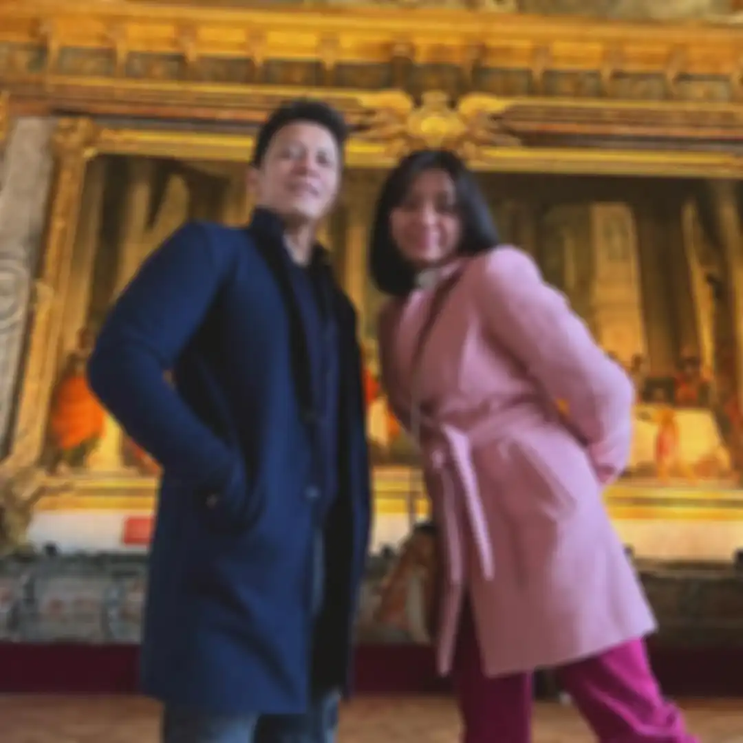 Alleia Anata anak Ariel NOAH terlihat menuliskan sebuah nama di atas Gembok Cinta Paris. Foto ekspresi wajah Boriel jadi sorotan.