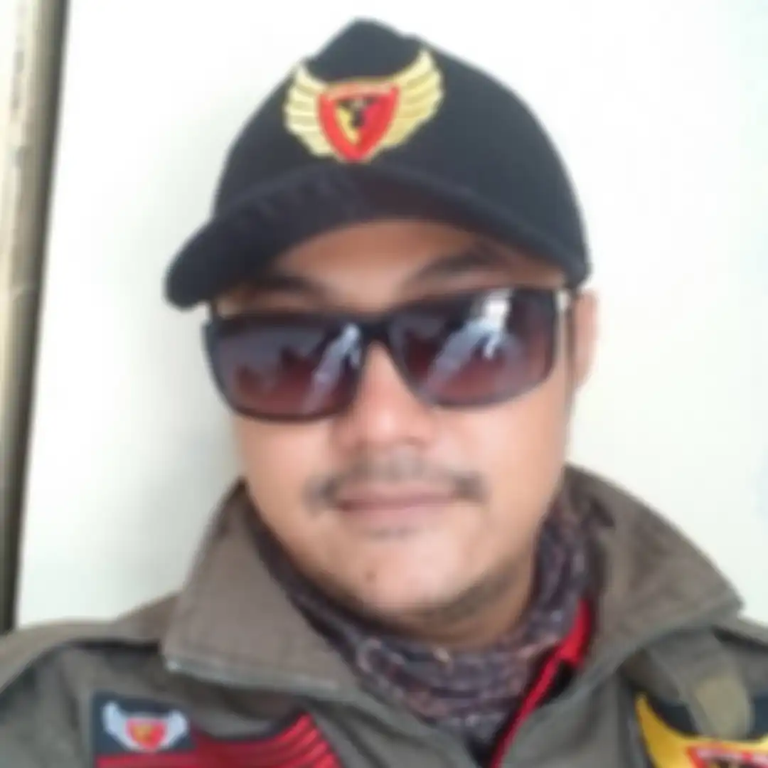 Arif Ferdini penyebar video hoaks Ade Armando ditangkap polisi. Foto Arif bareng Anies Baswedan langsung digeruduk. 