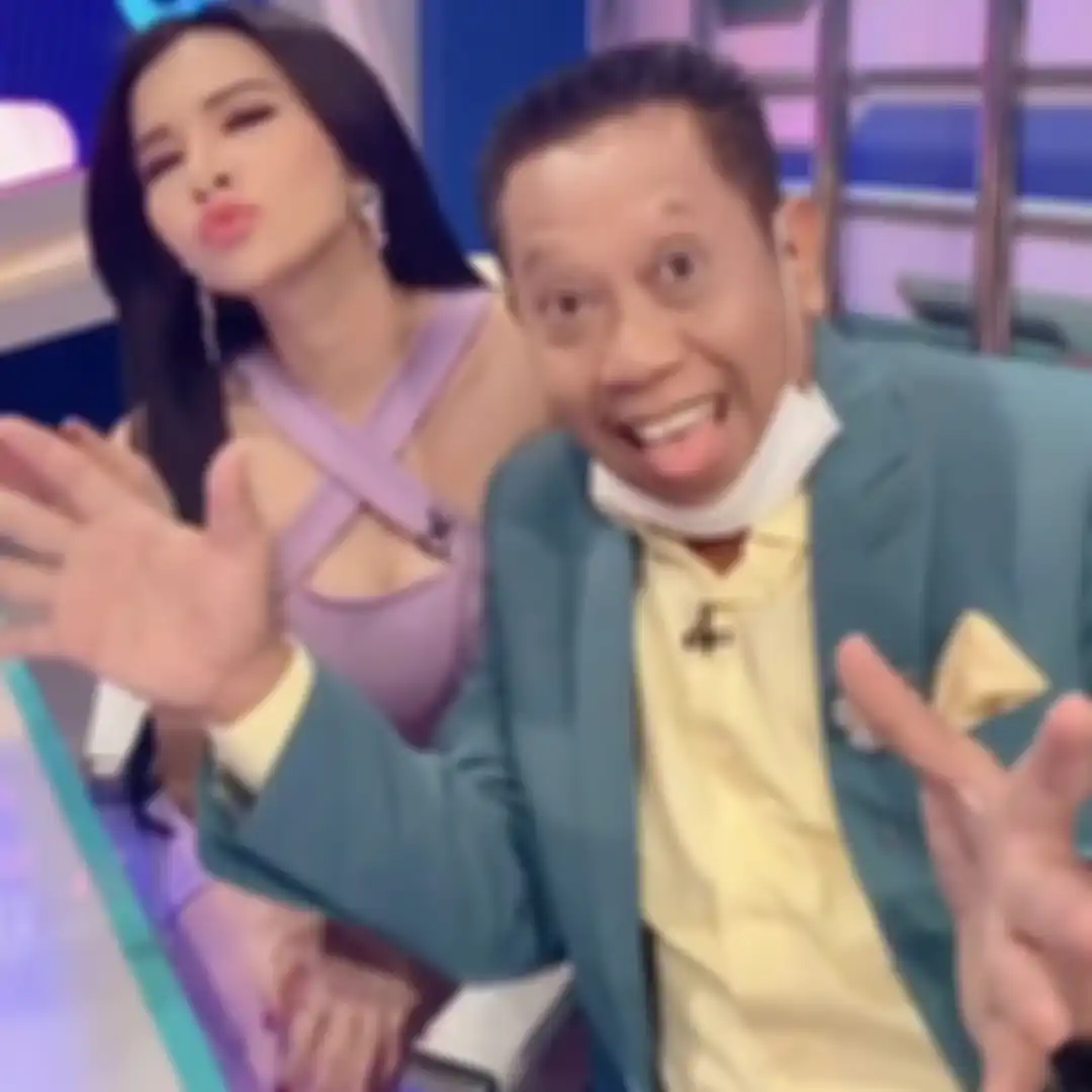 Maria Vania mengakui sedang dekat dengan Billy Syahputra. Apakah fotp Maria Vania pakai hijab jadi kode buat Billy Syahputra?