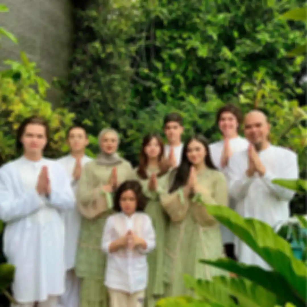 Sikap Ahmad Dhani di Hari Lebaran menjadi sorotan netizen. Pemicunya komentar kekasih Dul Jaelani di foto keluarga Mulan Jameela. 