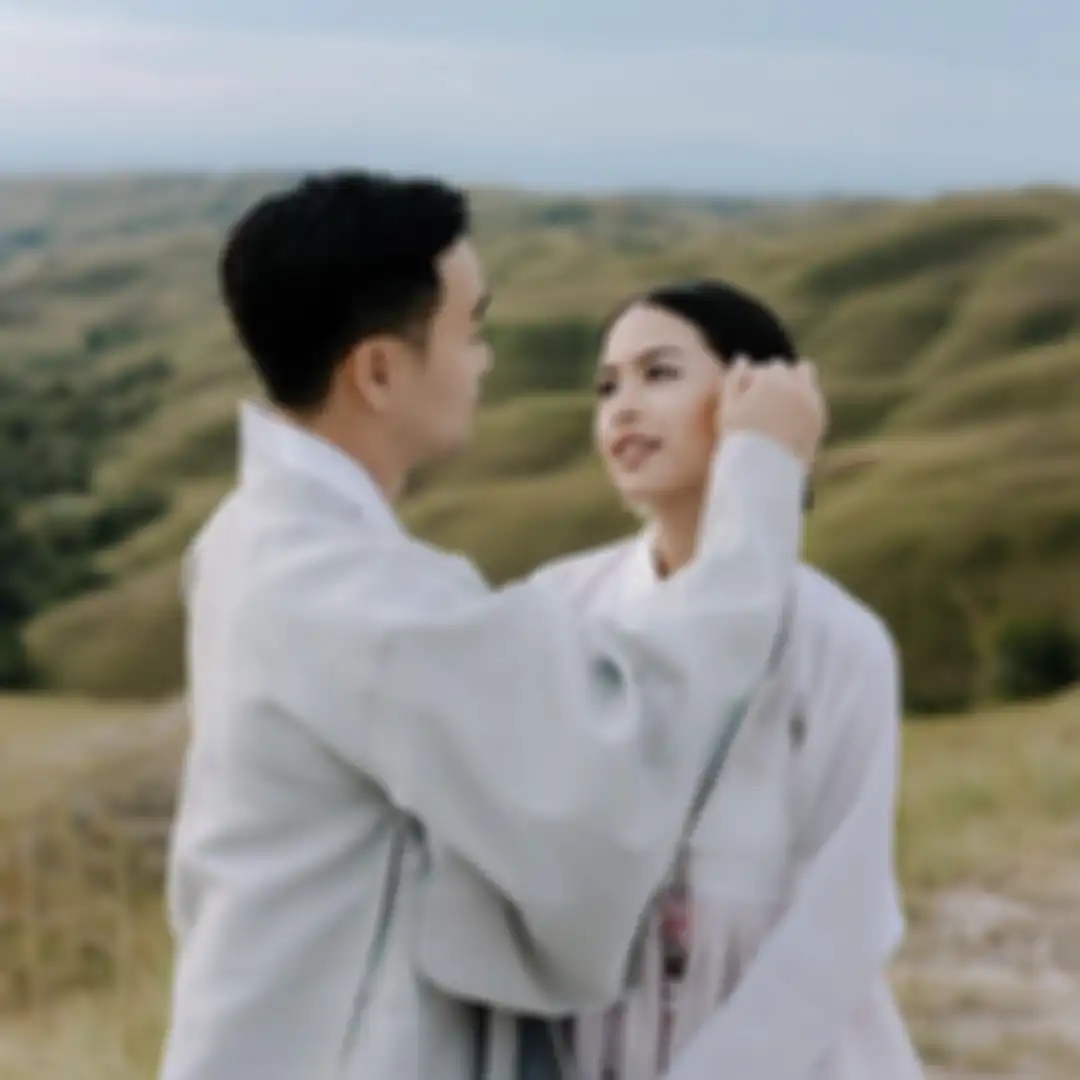 Maudy Ayunda sengaja merahasiakan wajah suaminya di foto nikah. Namun, Maudy pernah kepergok ribut dengan Jesse Choi. Begini kronologinya.