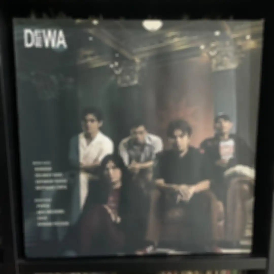 Vinyl/piringan hitam Dewa 19 yang dibuat custom oleh Baladewa
