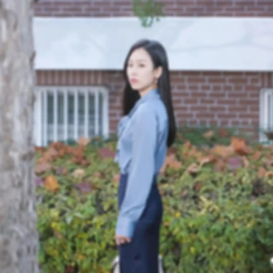 Karakter perempuan Oh Su Jae di drama Korea Why Her mengenakan outfit warna senada.