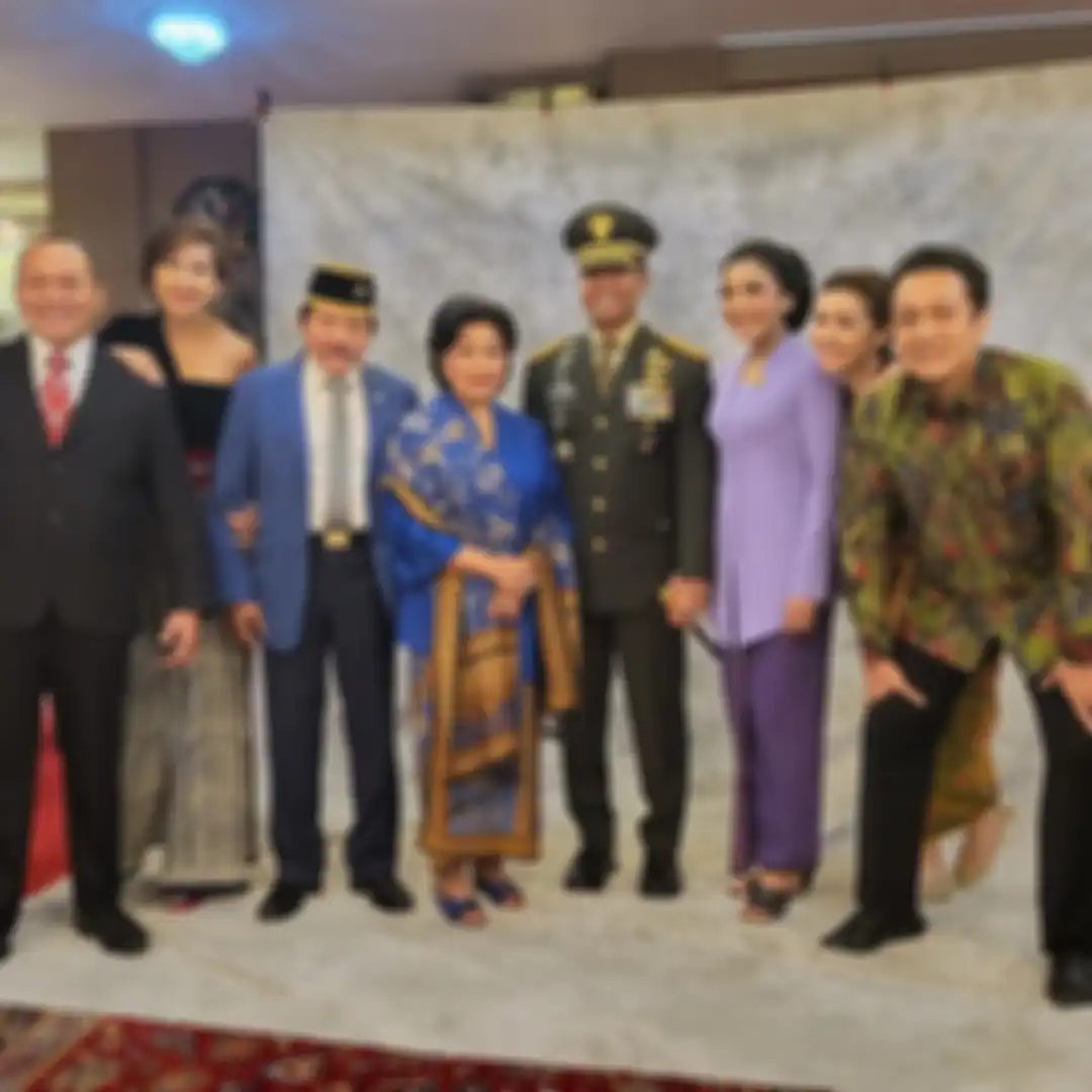 Tabiat asli istri Panglima TNI Jenderal Andika Perkasa sengaja dikuliti di media sosial. Foto sosoknya sampai viral gegara pakai masker mewah.