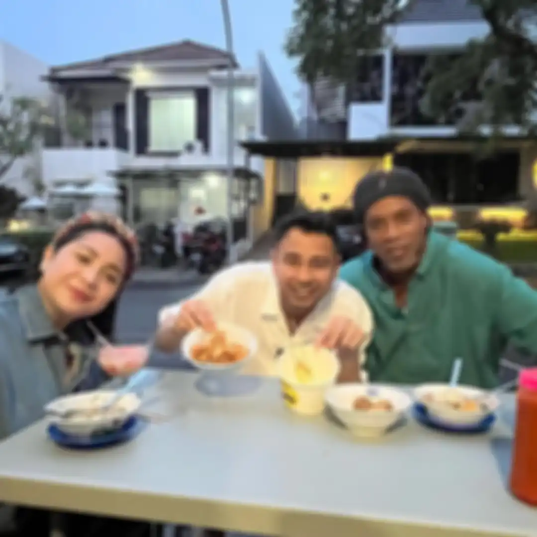 Ronaldinho saat sedang menyantap jajanan khas indonesia bersama raffi ahmad & nagita slavina
