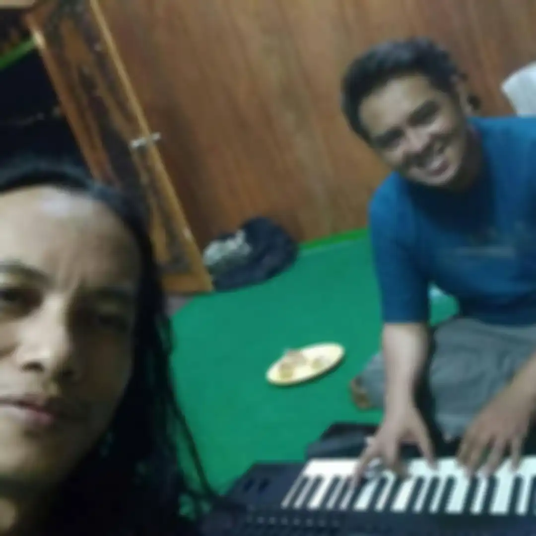 Anak kiai Jombang menggandeng mantan kibordis Slank untuk jualan musik Oxytron yang bisa sembuhkan kanker dan stroke.
