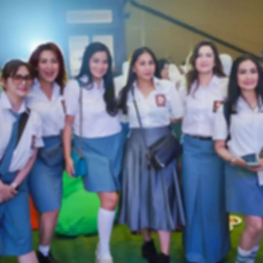 Brotoseno suami Tata Janeeta resmi dipecat Polri. Saat suaminya dipecat, Tata Janeeta minta maaf sembari pamer foto hura-hura bareng Mayangsari.