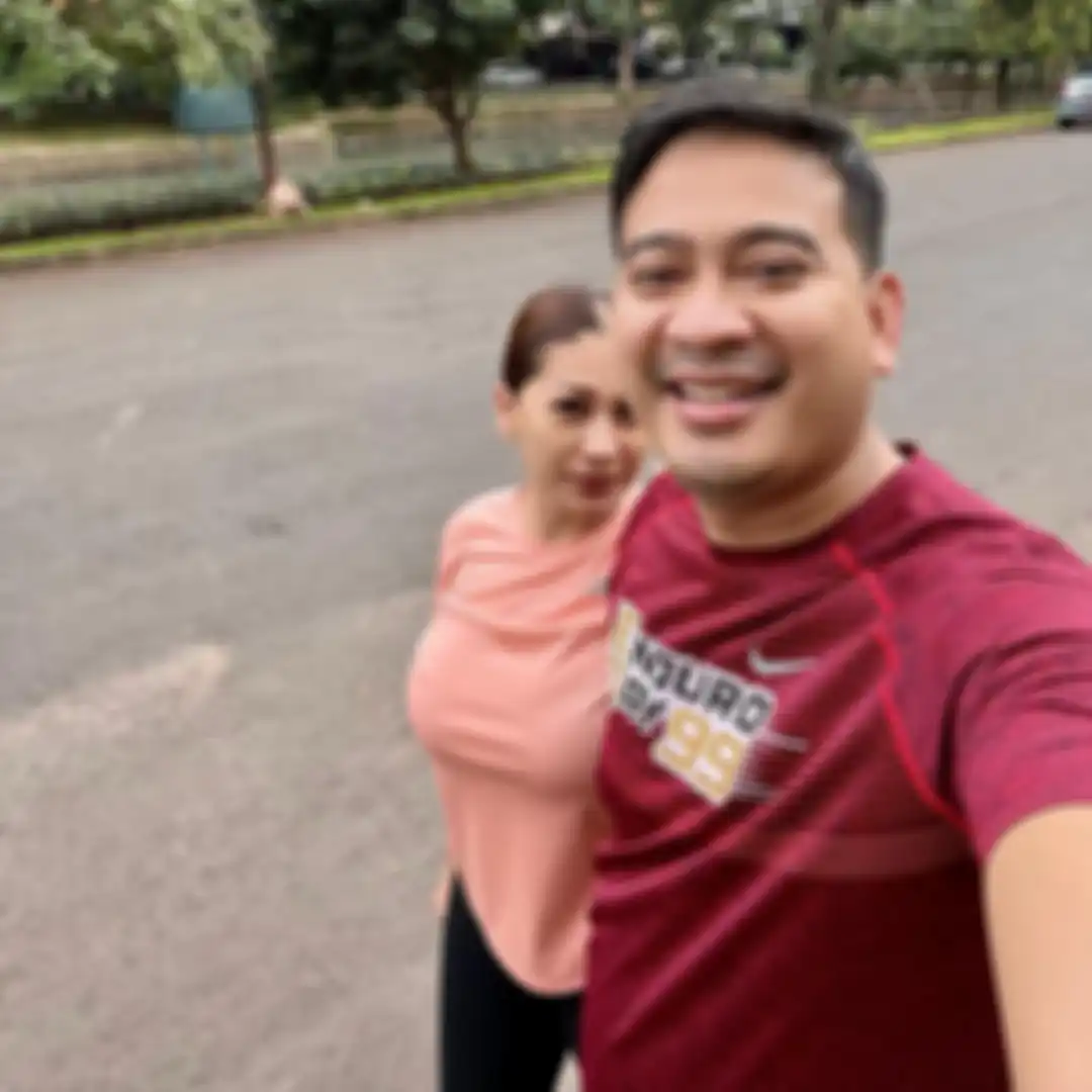 Tata Janeeta singgung dosa masa lalu saat tahu suaminya sudah dipecat Polri. Kondisi istri Brotoseno terungkap lewat foto terkini.