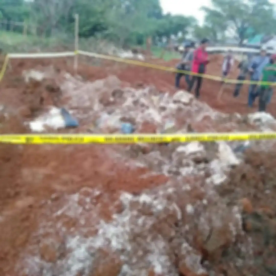 Rudi Samin pemilik tanah yang bikin polisi turun tangan dalam kasus beras bansos dikubur punya masalah belum selesai dengan JNE Depok. 