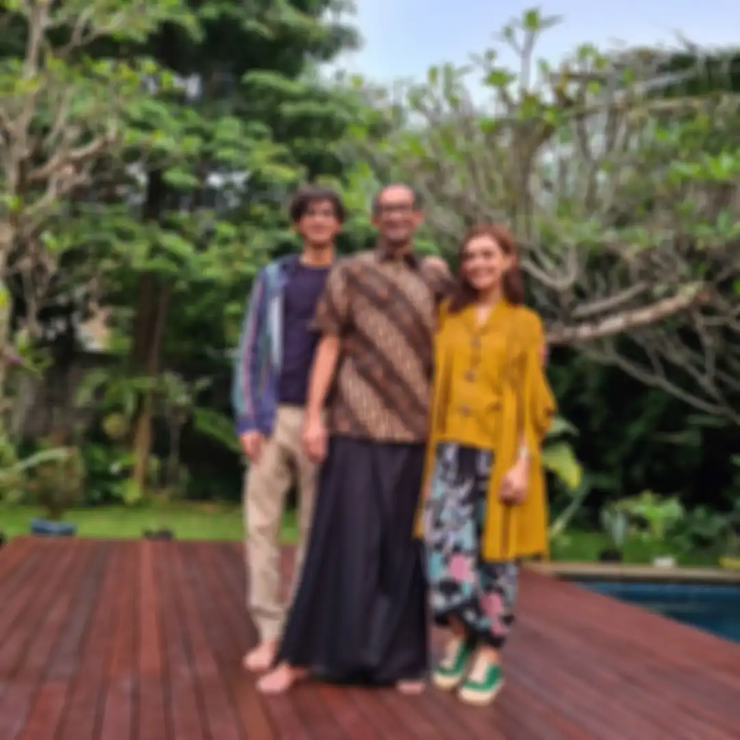 Inilah profil Izzat Assegaf putra tampan Najwa Shihab yang kini jadi sorotan. Foto sosoknya menjadi rebutan netizen. 