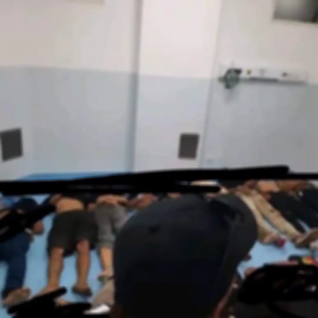 Inilah 9 foto pilu kerusuhan di Stadion Kanjuruhan Malang yang merenggut nyawa 2 polisi. Jenazah korban bergelimpangan bikin nyesek.