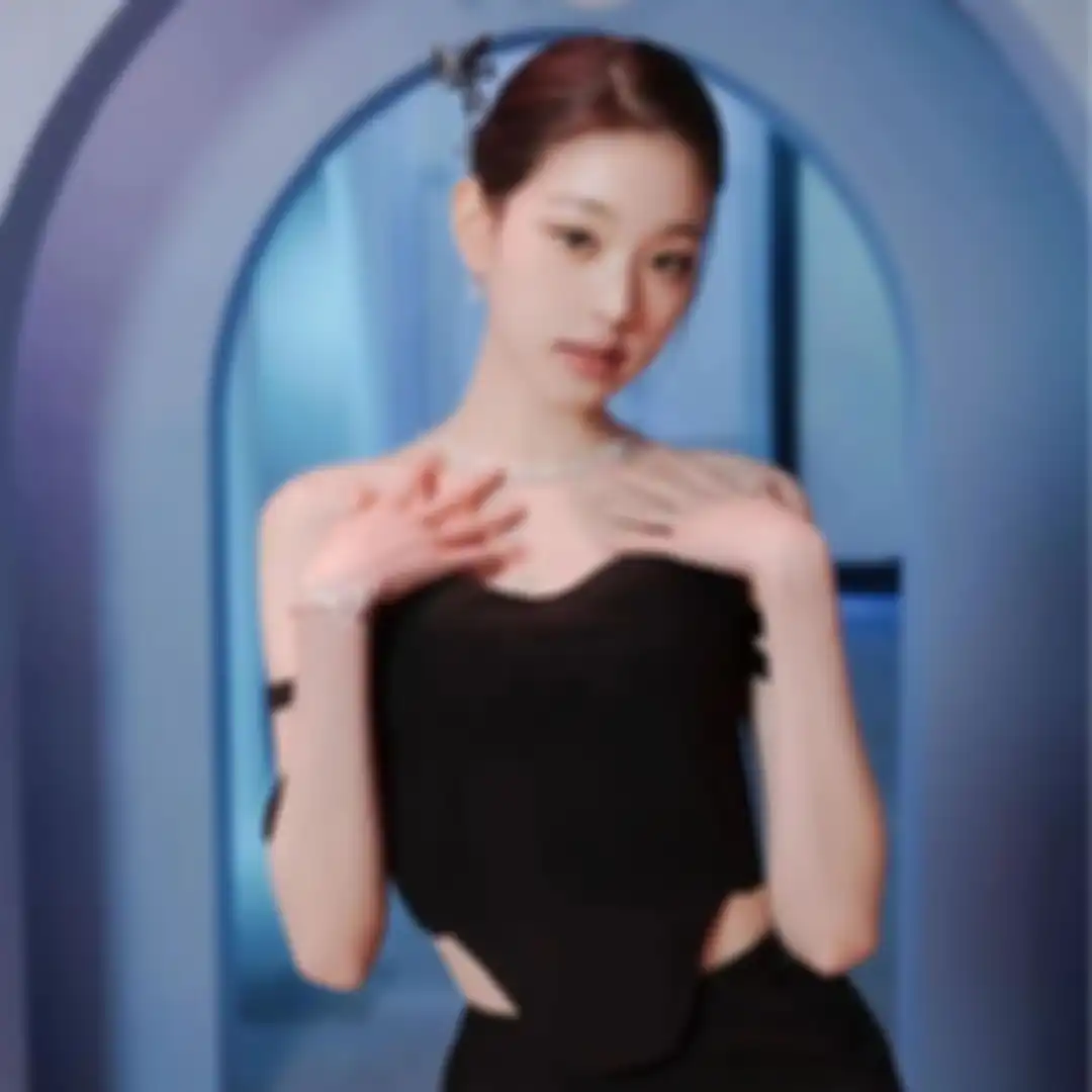 Wonyoung IVE menggunakan jepit rambut pheonix