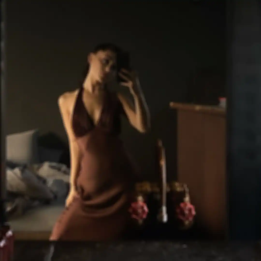 Inilah 15 cara foto selfie di kaca cermin yang dijamin banjir likes. Rupanya pose ala Megan Fox yang paling mudah ditiru.