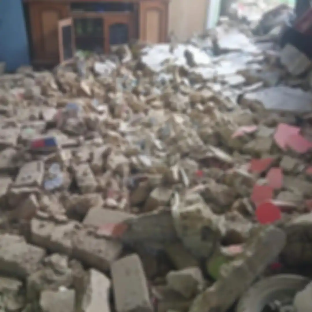 Inilah 10 foto kondisi terkini warga yang terdampak gempa Cianjur. Atap kantor Polres Cianjur sampai bikin syok.