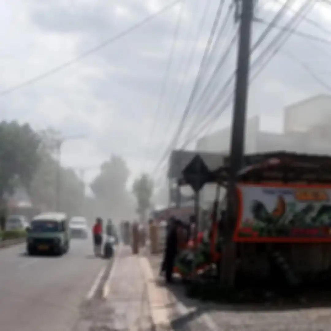Inilah 10 foto kondisi terkini warga yang terdampak gempa Cianjur. Atap kantor Polres Cianjur sampai bikin syok.