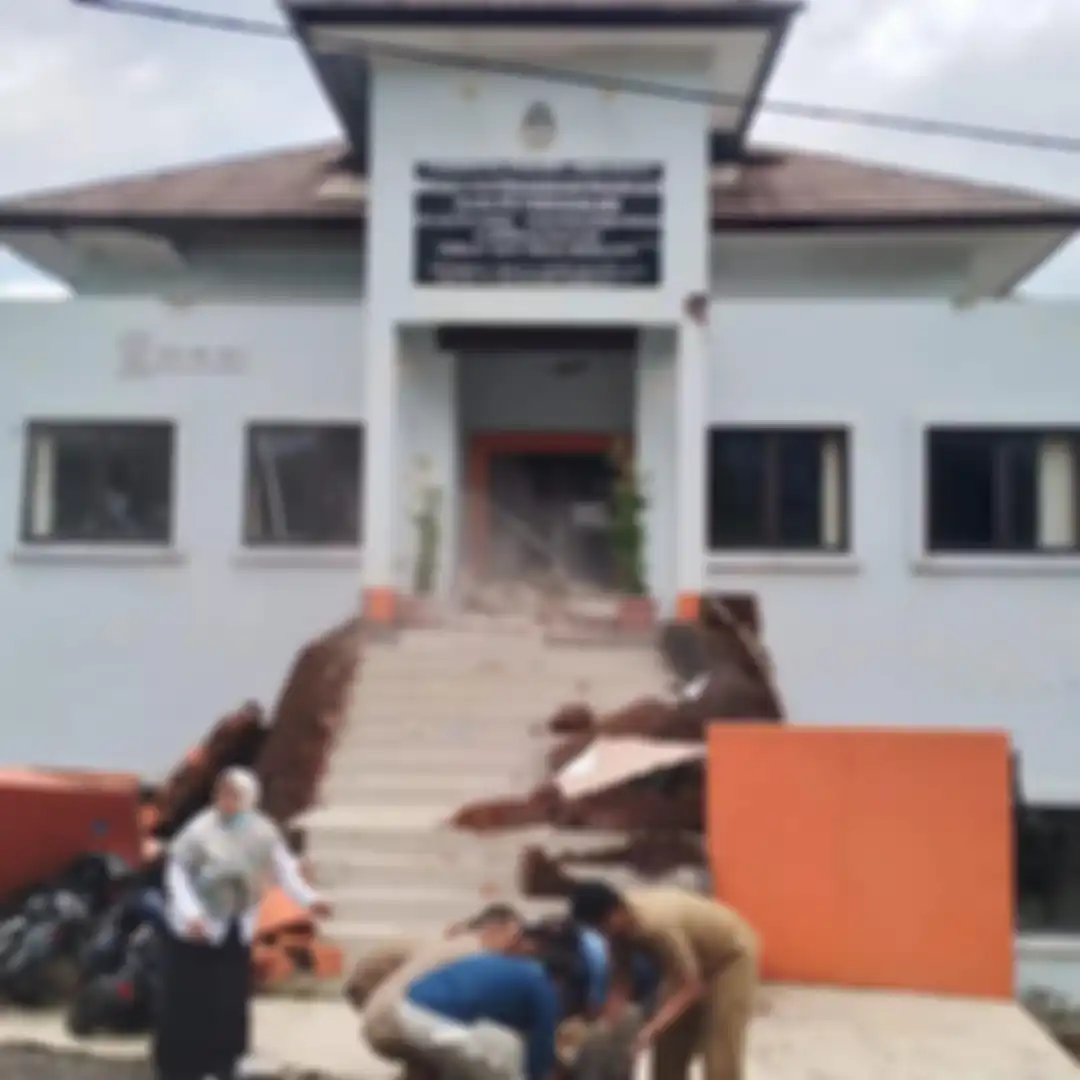 Inilah 10 foto kondisi terkini warga yang terdampak gempa Cianjur. Atap kantor Polres Cianjur sampai bikin syok.