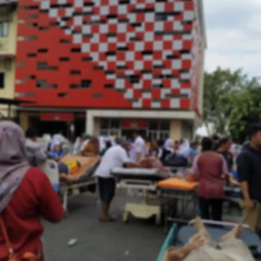 Inilah 10 foto kondisi terkini warga yang terdampak gempa Cianjur. Atap kantor Polres Cianjur sampai bikin syok.
