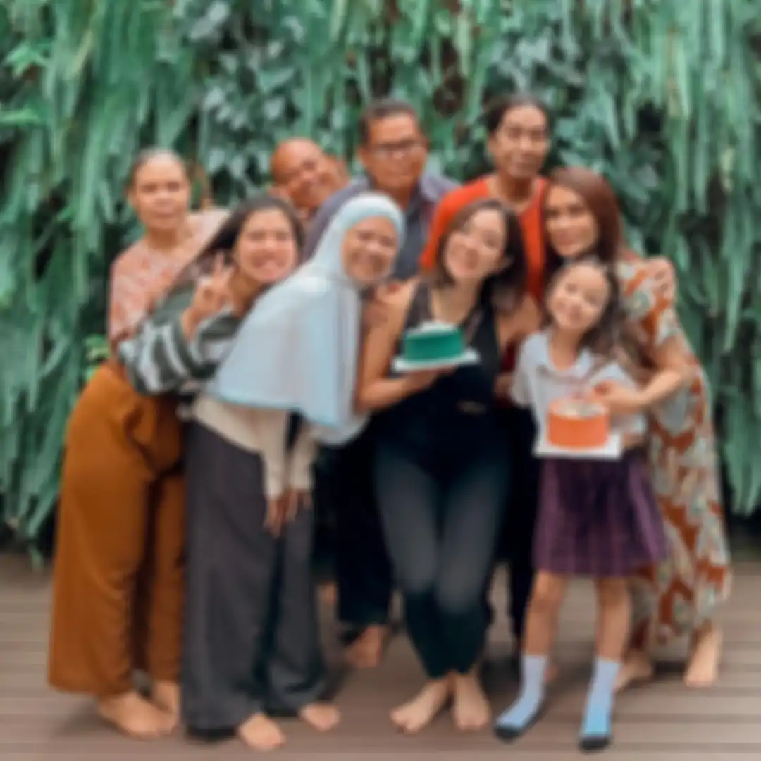 Gempi dapat pertanyaan siapa yang paling sering menangis langsung menunjuk Gisel. Keduanya malah saling tunjuk. 