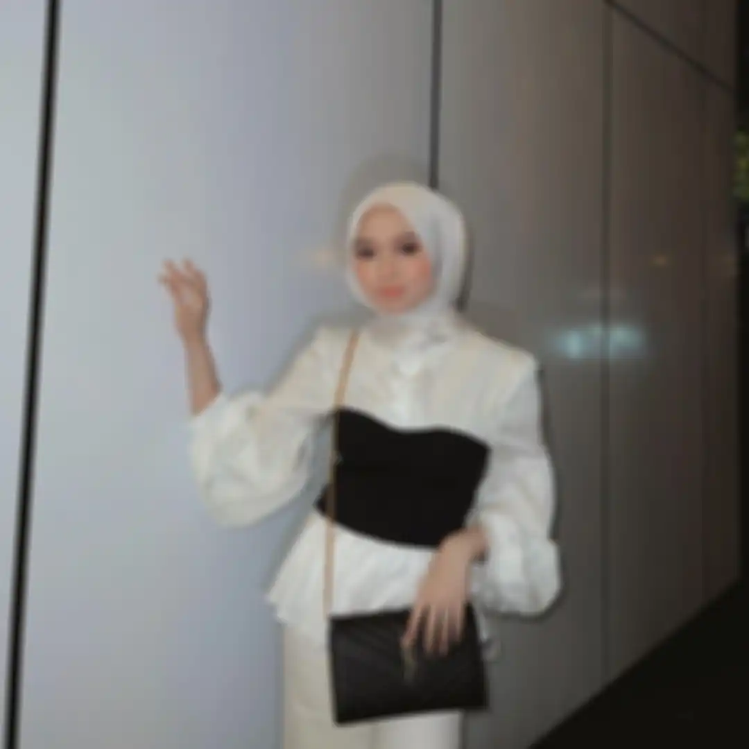 Model atasan putih hijab untuk Lebaran 2023