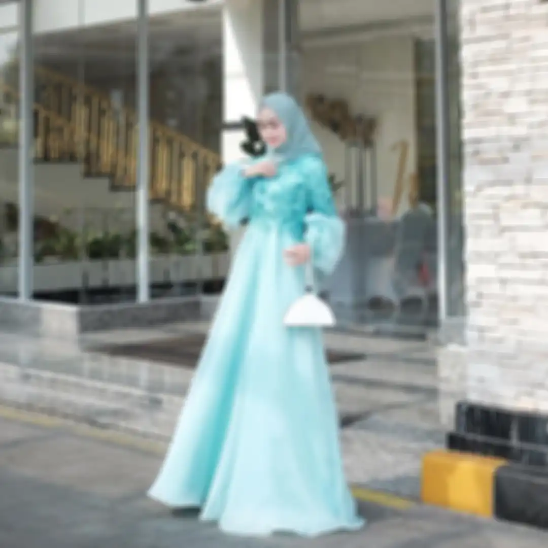 Outfit dress hijab kondangan warna hijau aqua dari Sitti Ashari