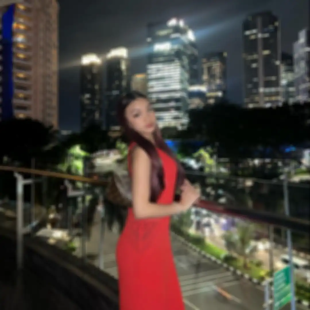 Pesona Naura Ayu pakai dress merah