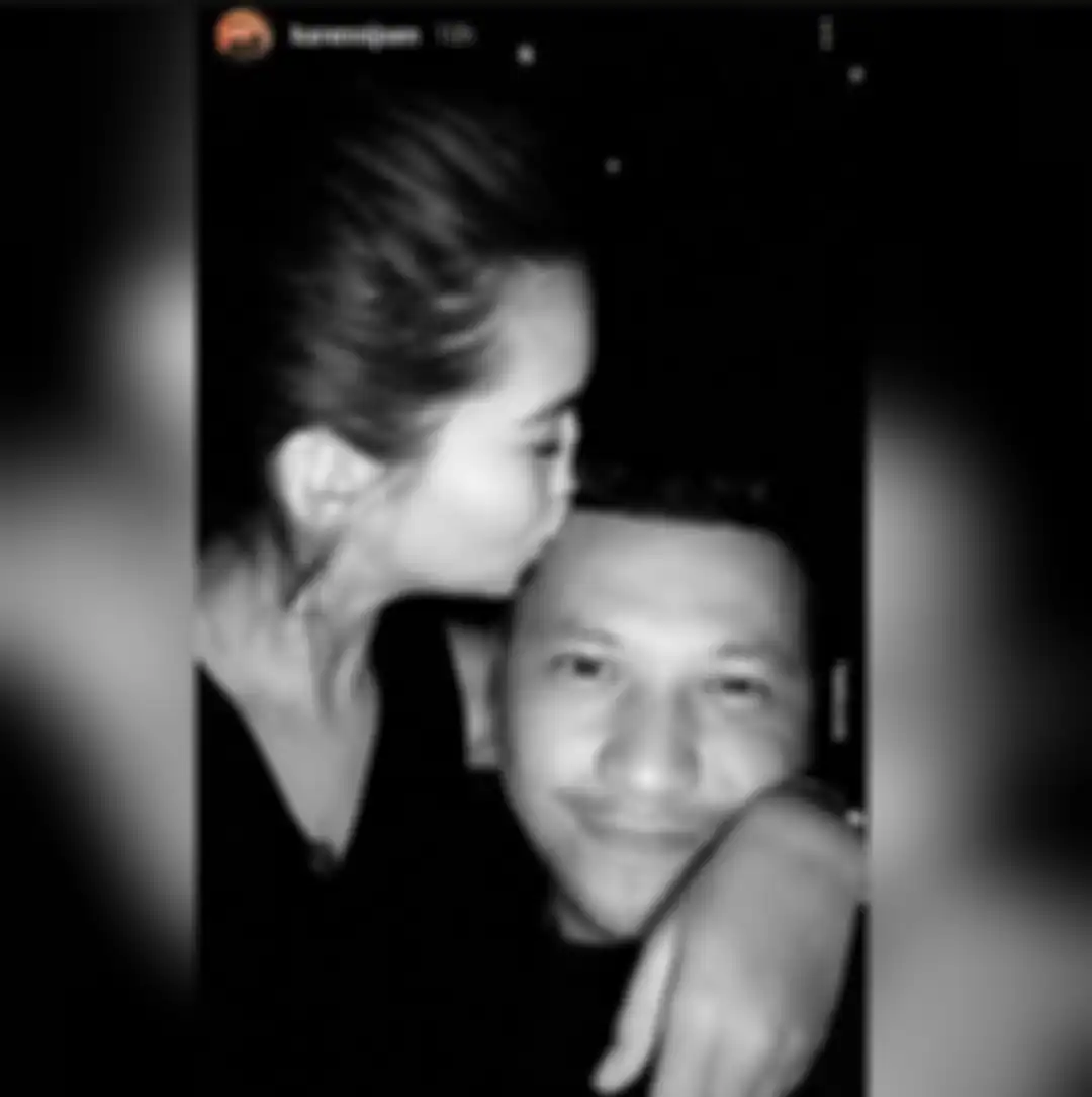 Foto mesra Gading dengan seorang wanita