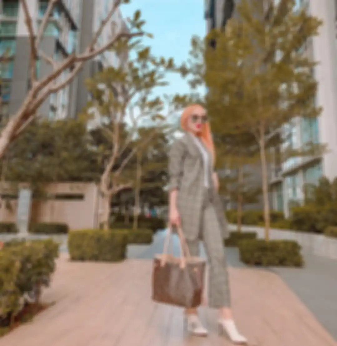 Fashion formal dengan blazer ala Ayunie Harris