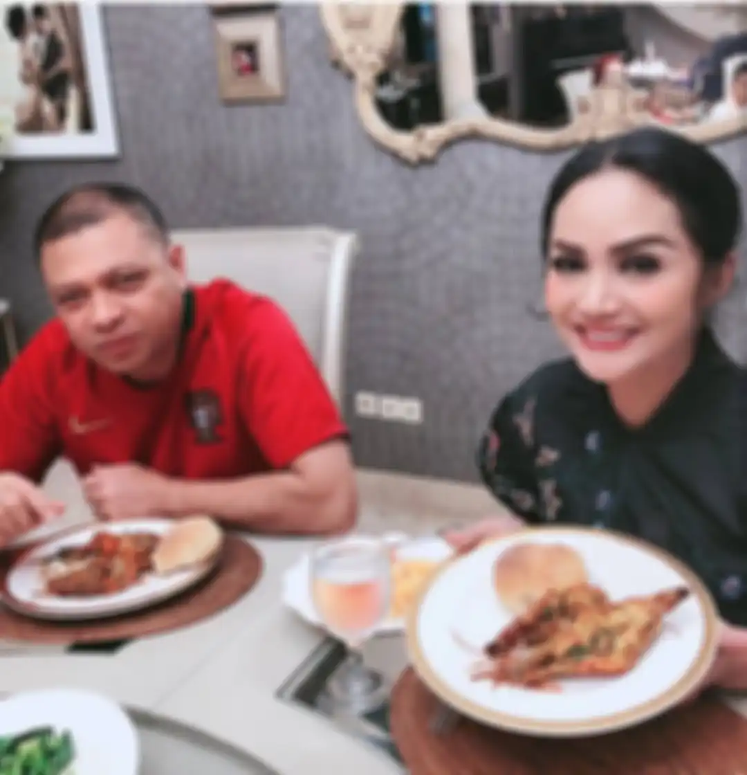 Pengusaha Raul Lemos memamerkan foto makan jagung bareng pendukung istrinya, Krisdayanti (KD). Kini gaji KD sebagai anggota DPR jadi sorotan.
