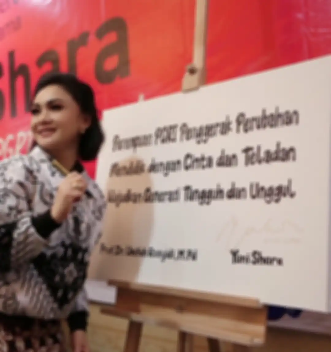 Yuni Shara saat didapuk jadi Perempuan PGRI Penggerak Perubahan