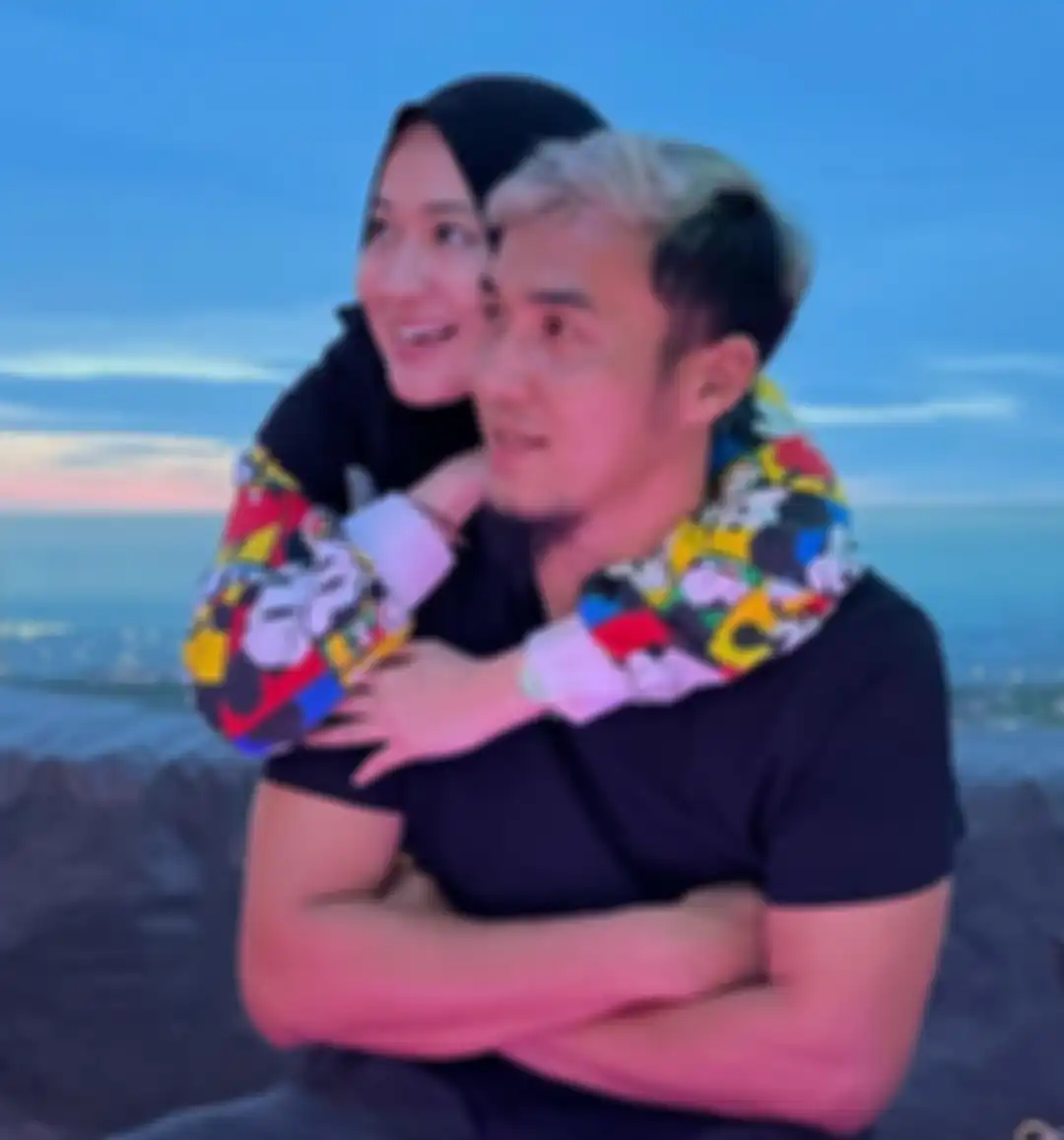 Istri Pasha Ungu Adelia Wilhelmina menikmati kehidupan mewah di istana megah. Sementara Okie Agustina sibuk kupas bawang di dapur.