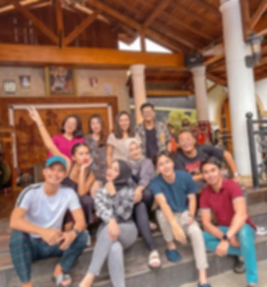 Panji Komara, manajer Sule (kanan depan), memberi jawaban tak terduga usai dituding selingkuhi Nathalie Holscher.