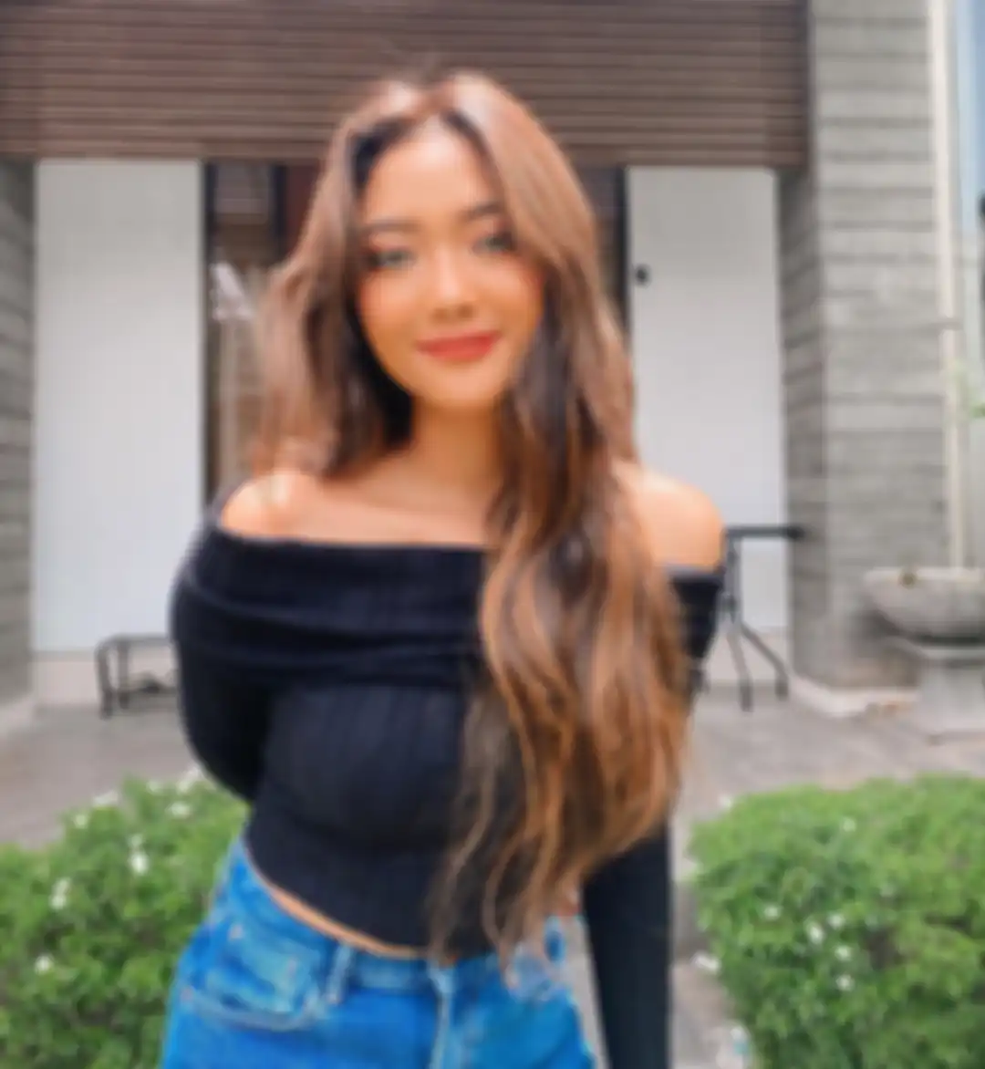 Tampilan Marion Jola dengan gaya rambut panjang