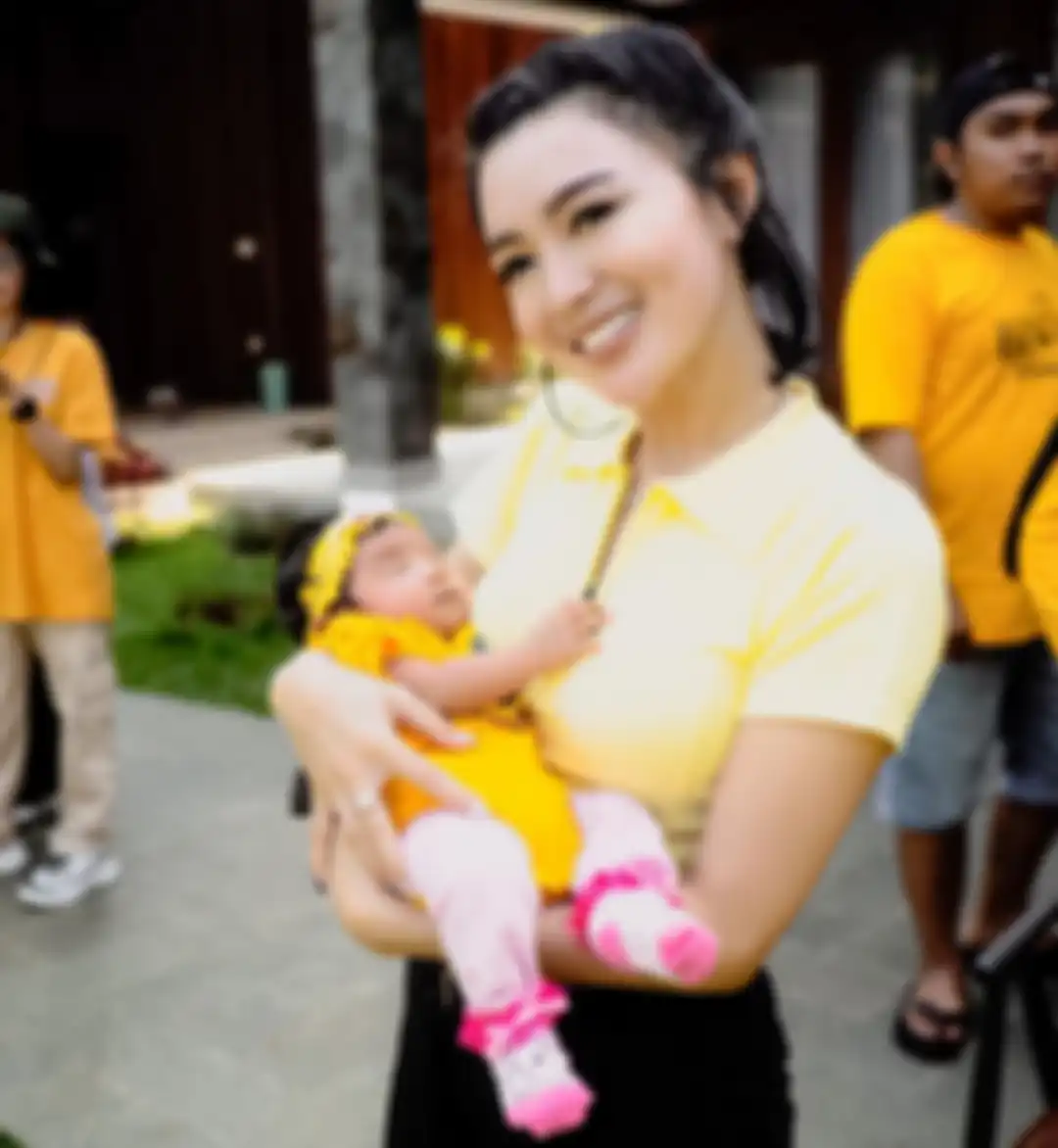 Setelah dijodohkan dengan Rangga Sunda Empire, Wika Salim yang juga sahabat Iis Dahlia ini mengunggah foto bayi. Netizen heboh.