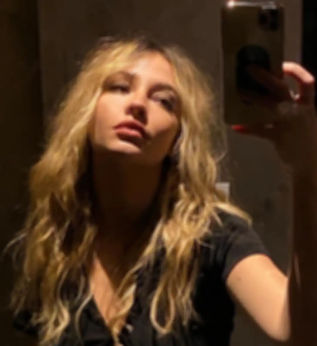 Inilah 15 cara foto selfie di kaca cermin yang dijamin banjir likes. Rupanya pose ala Megan Fox yang paling mudah ditiru.