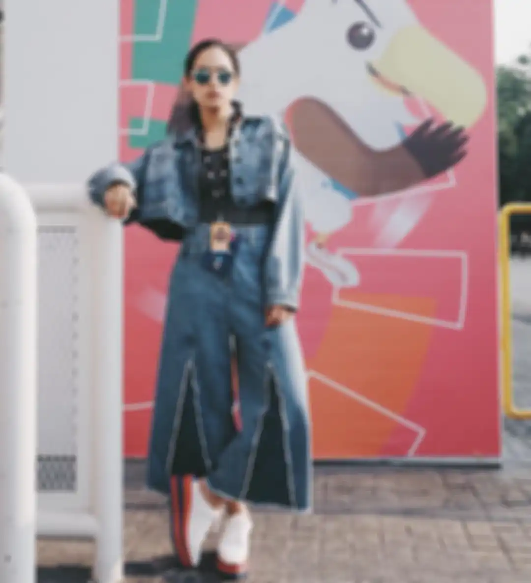 Padu padan jaket denim ala Maudy Ayunda