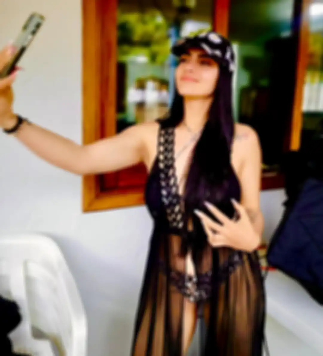 Pantas pengikutnya sampai 400 ribu akun, ternyata polwan berparas menawan ini gemar memposting foto panas.